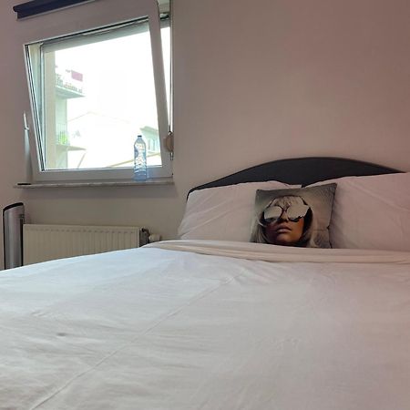 Large Room In Schuttrange Free Parking 10Mins To Airport Excellent Customer Services Exteriör bild