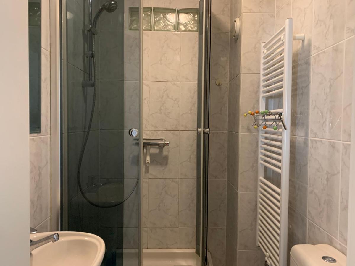 Large Room In Schuttrange Free Parking 10Mins To Airport Excellent Customer Services Exteriör bild