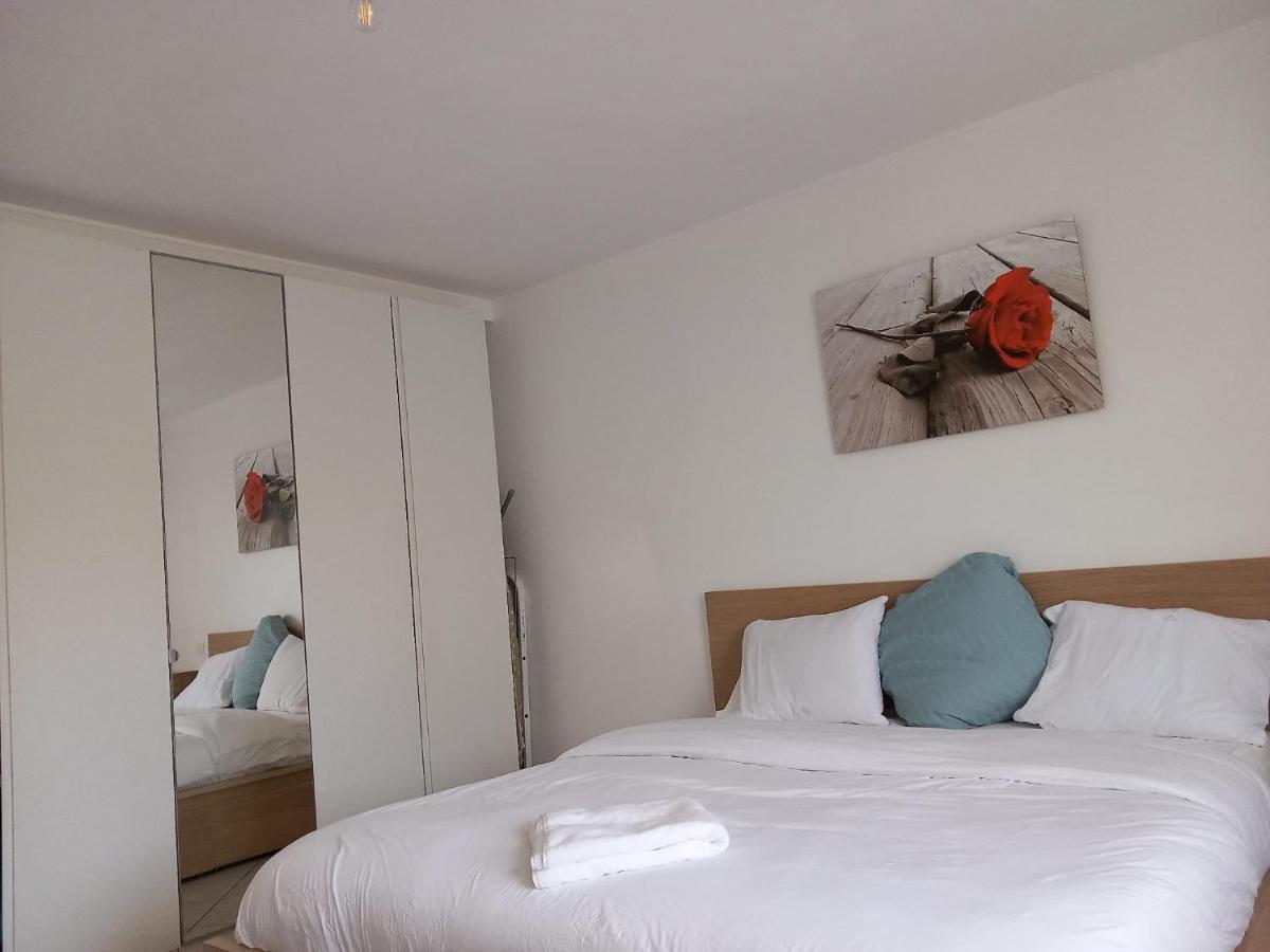 Large Room In Schuttrange Free Parking 10Mins To Airport Excellent Customer Services Exteriör bild