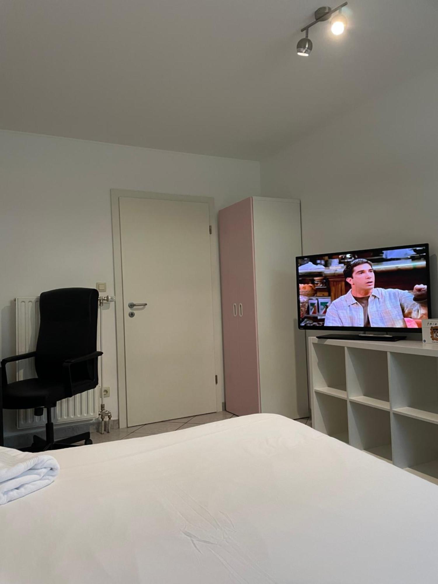 Large Room In Schuttrange Free Parking 10Mins To Airport Excellent Customer Services Exteriör bild