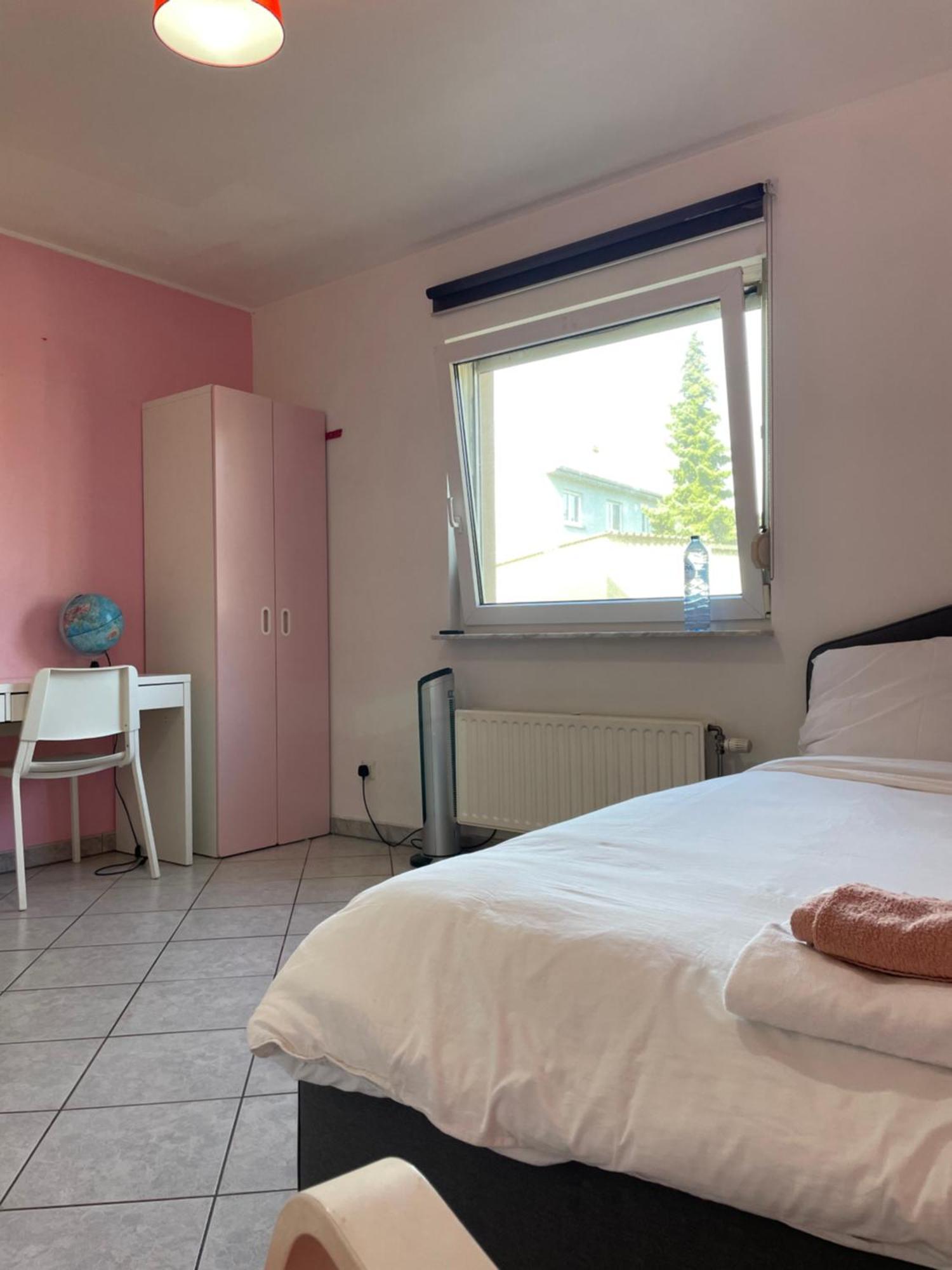 Large Room In Schuttrange Free Parking 10Mins To Airport Excellent Customer Services Exteriör bild