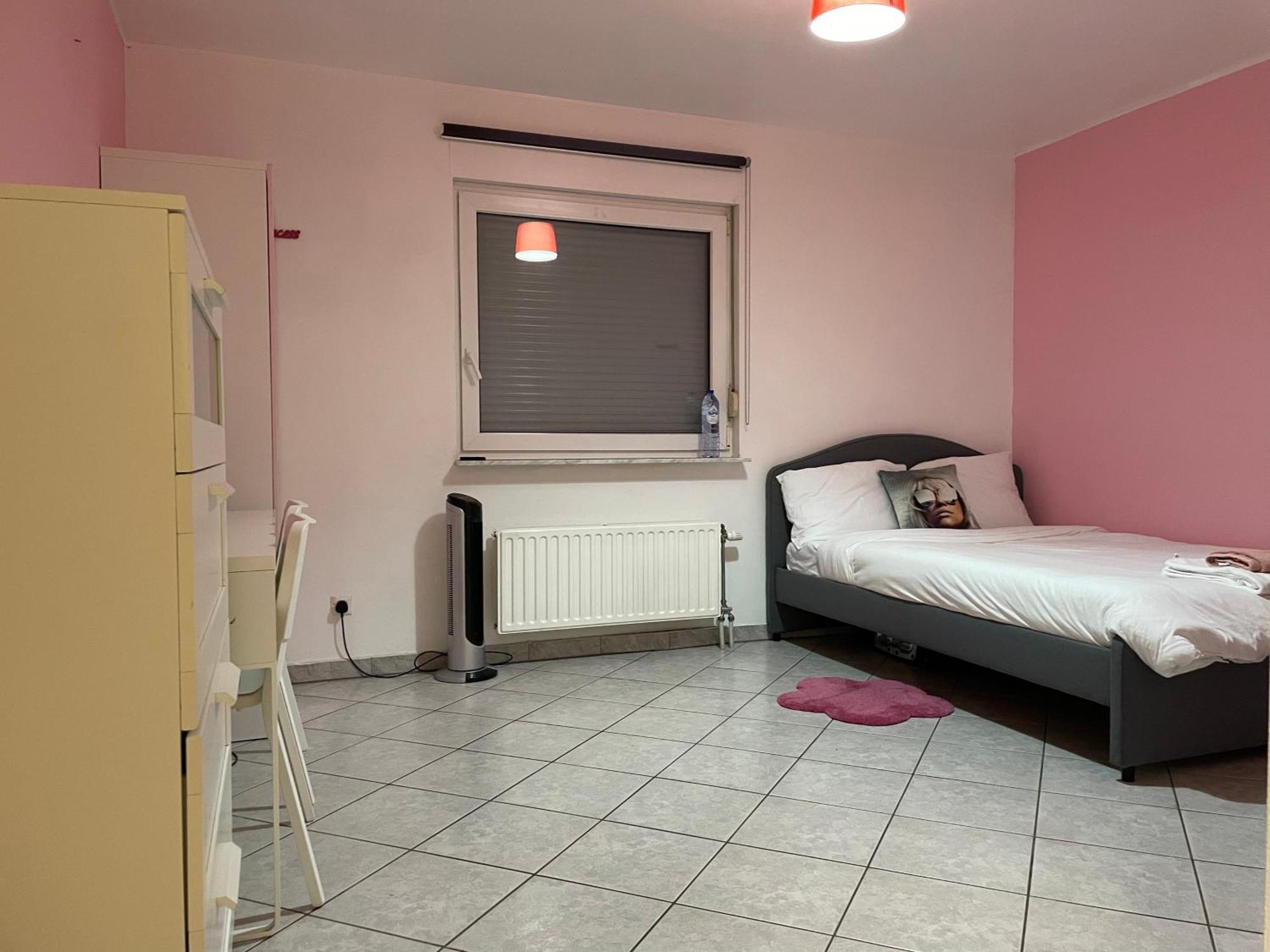 Large Room In Schuttrange Free Parking 10Mins To Airport Excellent Customer Services Exteriör bild